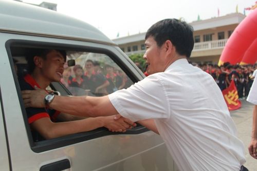 �Ĵ���ͨУ�쵼��ѧ������ϧ��