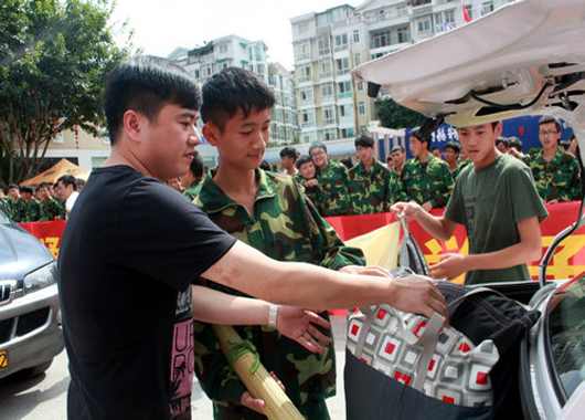 欢送会现场 学弟为学长提行李
