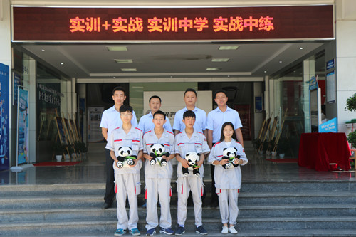 ����ǰ��λ���˵�ͬѧ��У�쵼һ���Ӱ����