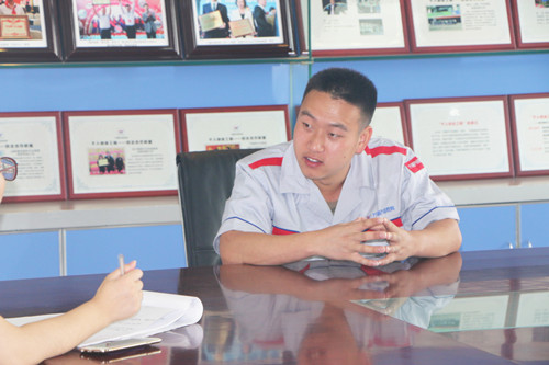 正在接受采访的谭礼学本人